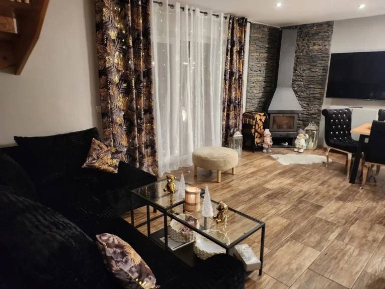 Kacper - salon z kominkiem