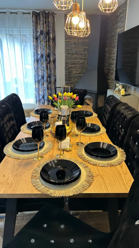 Kacper - stół w jadalni