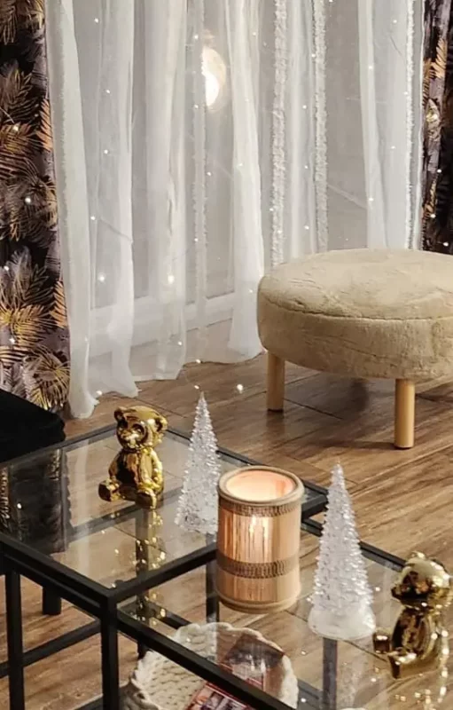 Kacper - ozdoby na stole w salonie