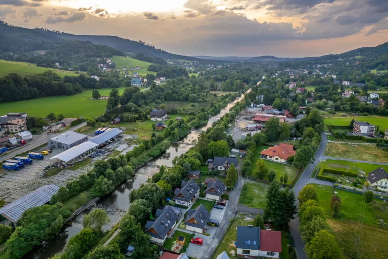 Okolica domków - widok z drona