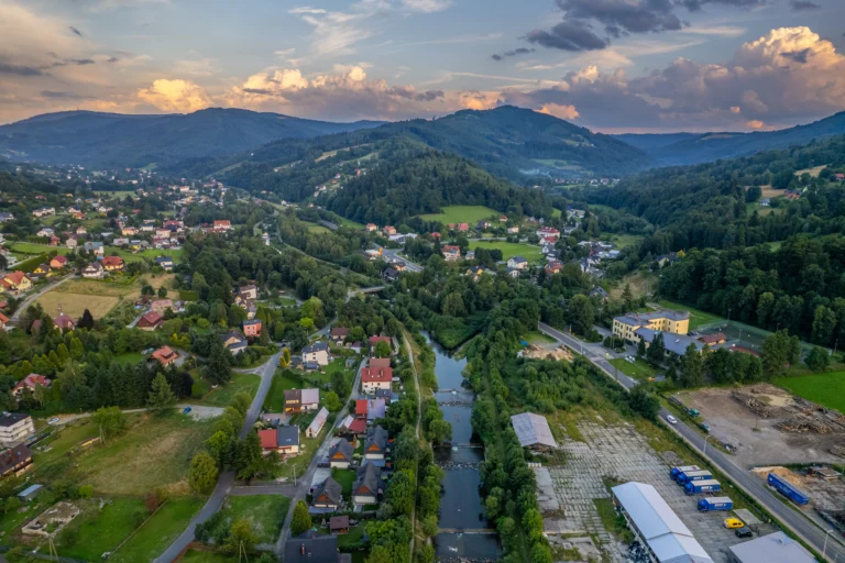 Okolica domków - widok z drona