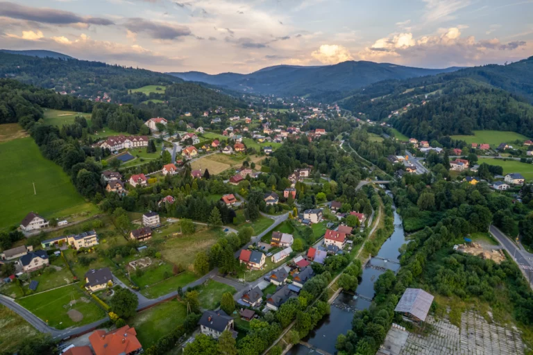 Okolica domków - widok z drona