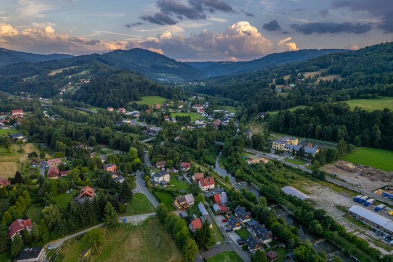 Okolica domków - widok z drona