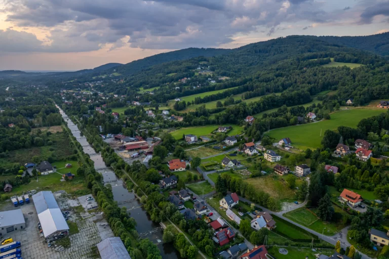 Okolica domków - widok z drona