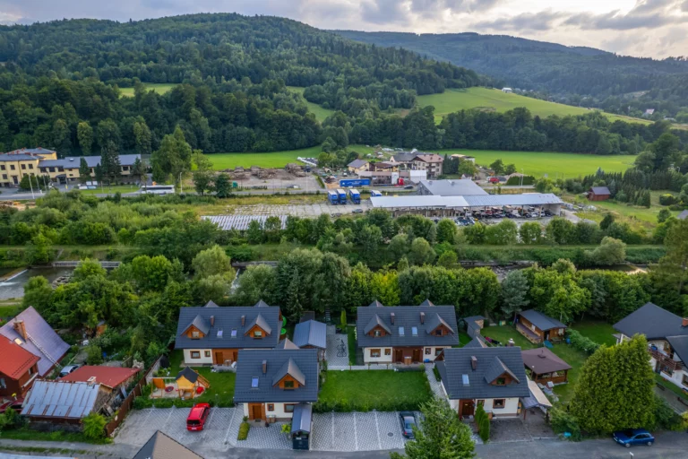 Okolica domków - widok z drona